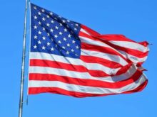 Quem inventou a bandeira americana?